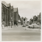860062 Gezicht over het Jacobskerkhof in Wijk C te Utrecht, waar rechts een parkeerterrein ingericht is op een ...